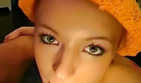 İtaatkar yaşlı kadın genç adam sex eş alır mutfakta şaplak