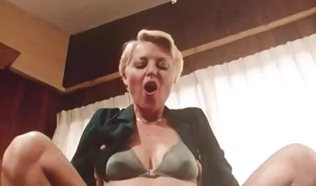 Bayan bir çalışmadan sonra onu köle ilişkilendirmeye olgun yaşlı kadın sex