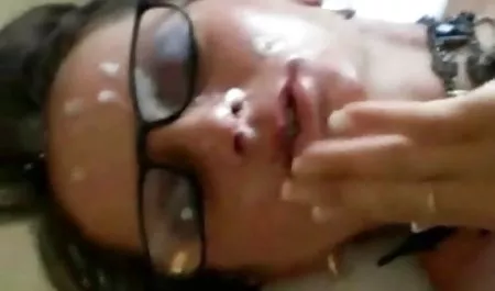Küçük memeli seksi kız biraz alay ediyor mature türkçe sex