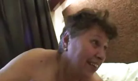Azgın esmer kadın toplumun mature kadin seks büyük bir penis yiyor