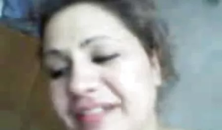 Petite güzellik masajı ve BJ mature kadın genç erkek sex alır